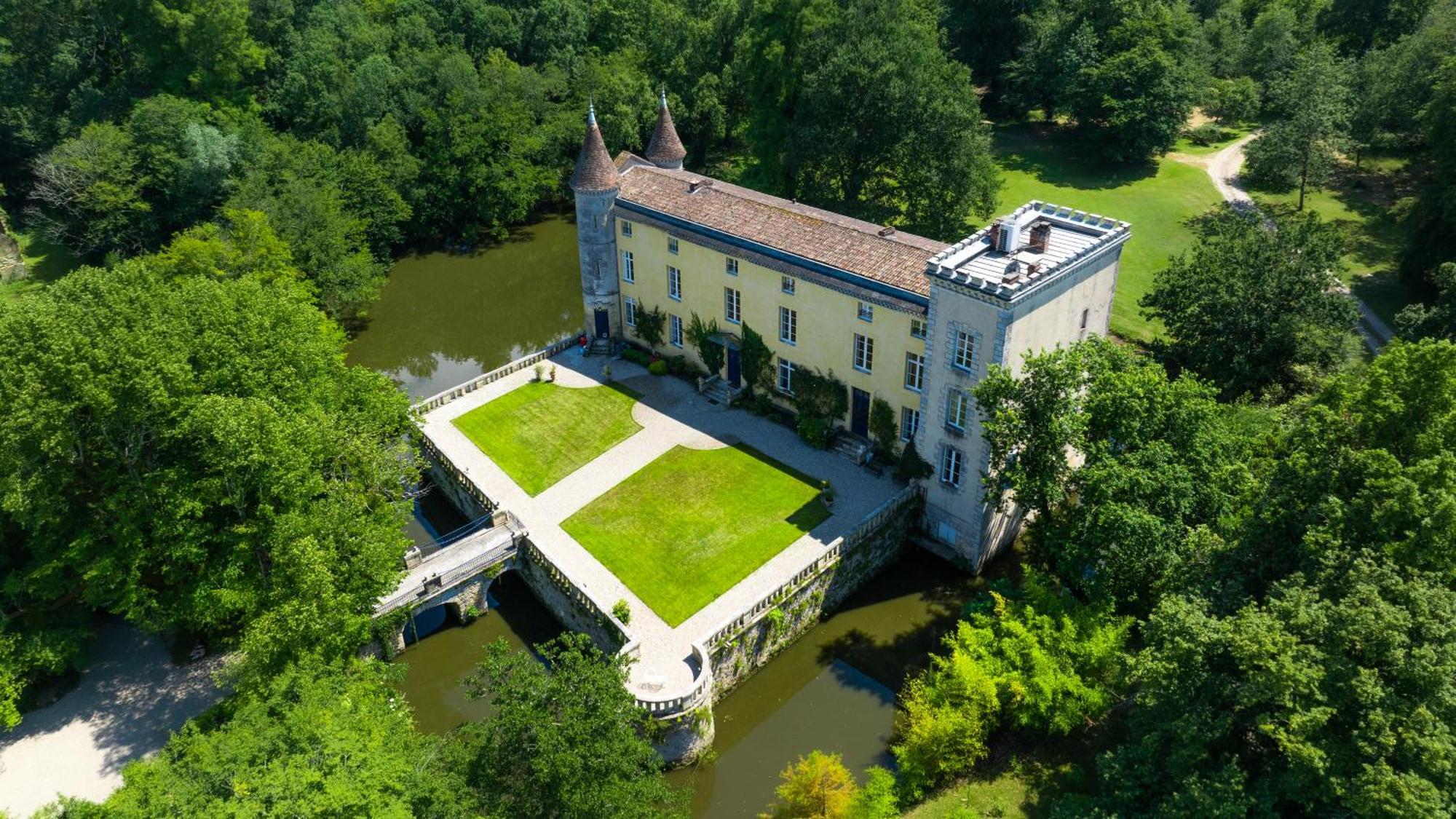 Vivez La Vie De Chateau Aux Portes De Bordeaux Guest House Saint-Sulpice-et-Cameyrac Exterior photo