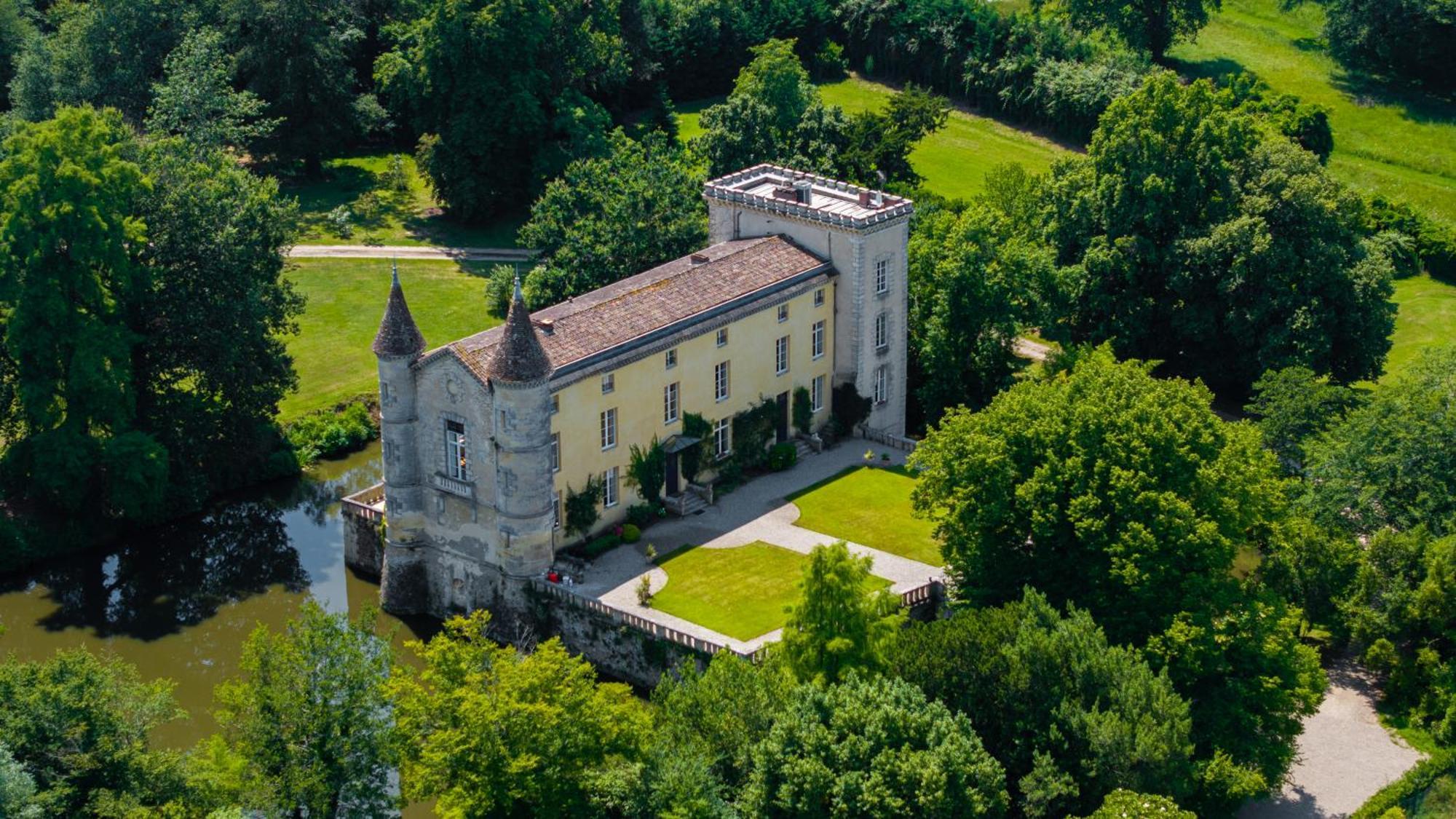 Vivez La Vie De Chateau Aux Portes De Bordeaux Guest House Saint-Sulpice-et-Cameyrac Exterior photo