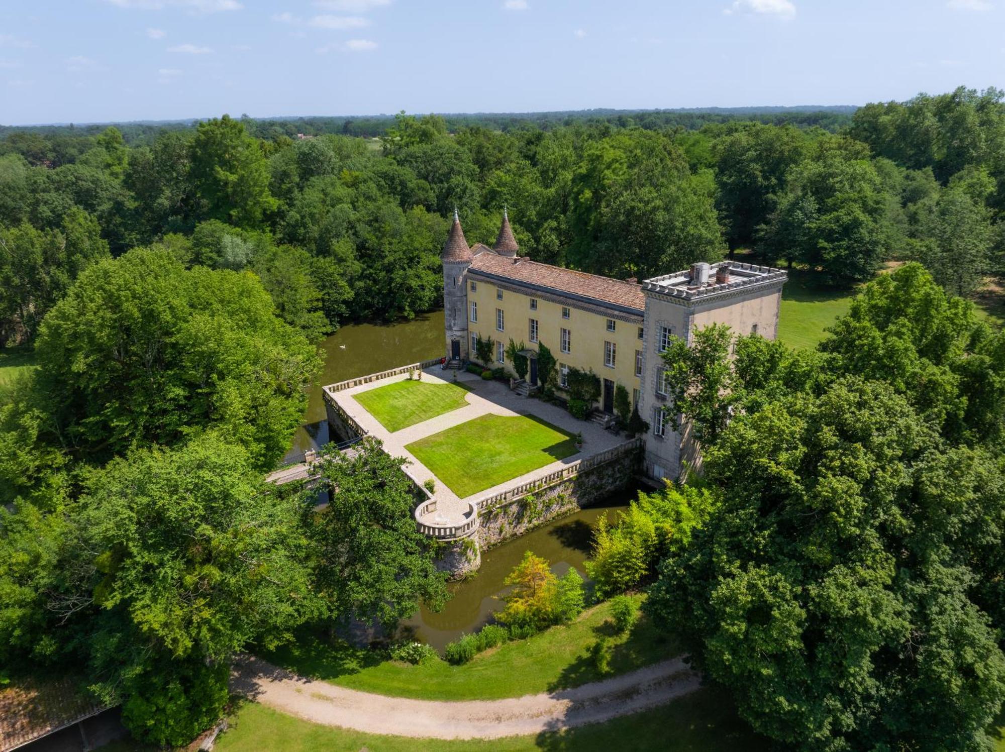 Vivez La Vie De Chateau Aux Portes De Bordeaux Guest House Saint-Sulpice-et-Cameyrac Exterior photo