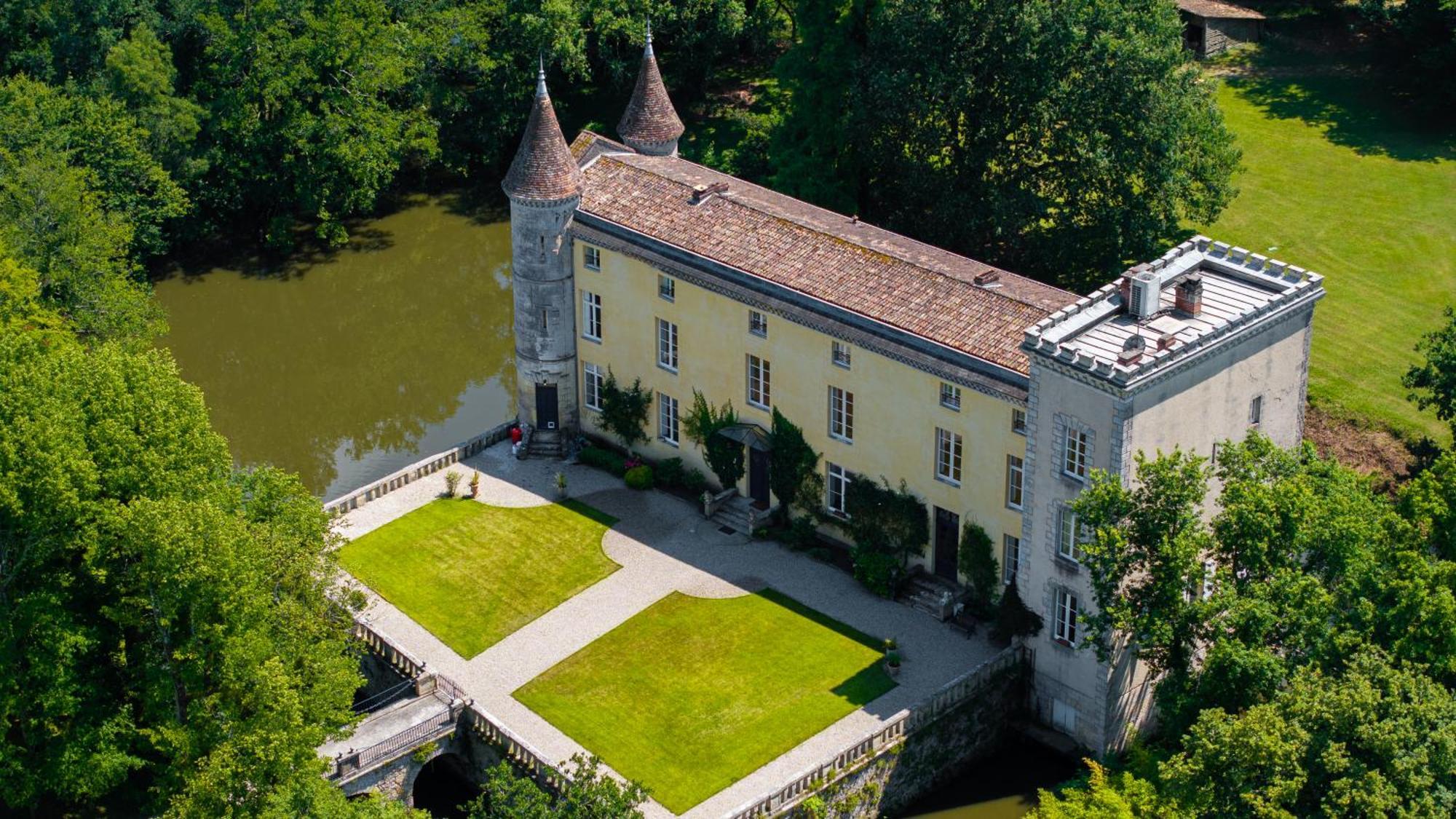 Vivez La Vie De Chateau Aux Portes De Bordeaux Guest House Saint-Sulpice-et-Cameyrac Exterior photo