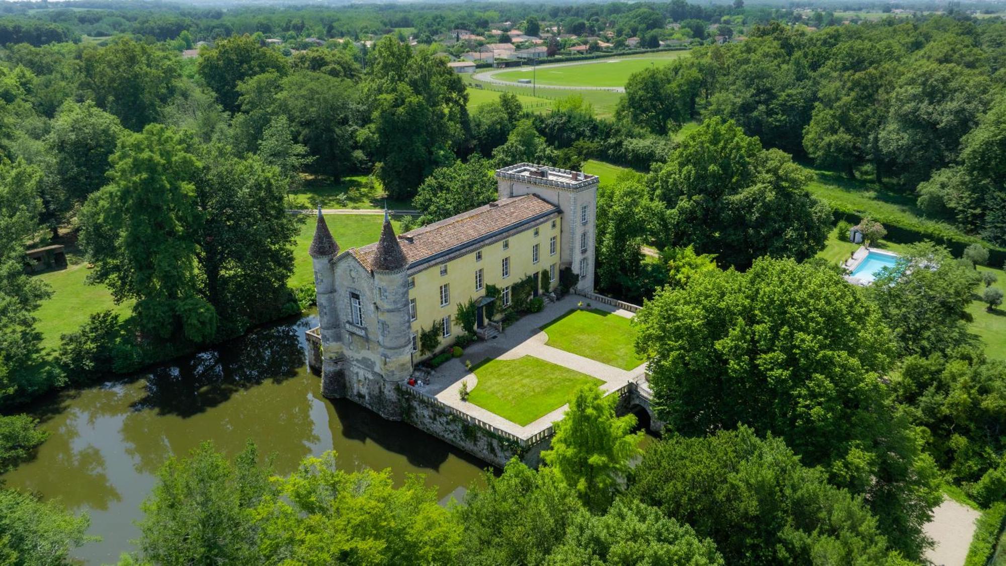 Vivez La Vie De Chateau Aux Portes De Bordeaux Guest House Saint-Sulpice-et-Cameyrac Exterior photo