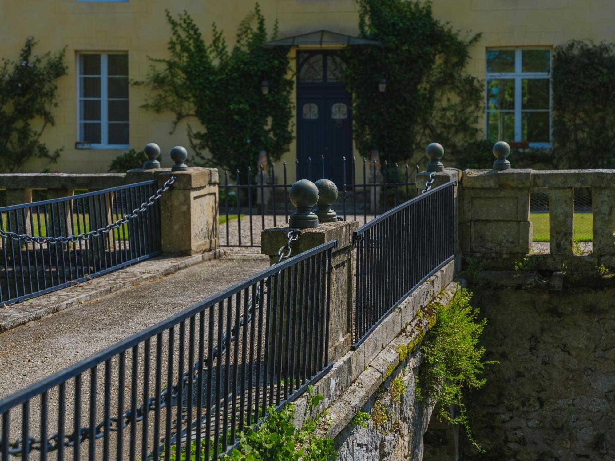 Vivez La Vie De Chateau Aux Portes De Bordeaux Guest House Saint-Sulpice-et-Cameyrac Exterior photo